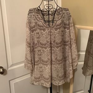 EUC Cato tan & grey lace paisley print hi-lo v-neck blouse 18/20W